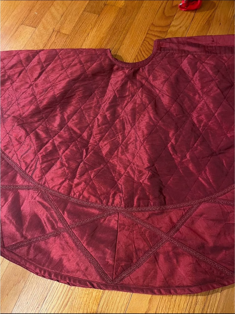 Holiday tree skirt
